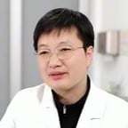 黑色内衬白大褂戴眼镜女