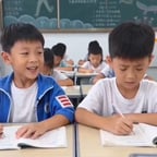 0417霞-AI教室蓝色男孩