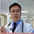 医院走廊白大褂男医生