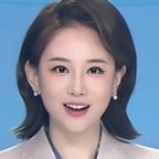 0927新闻女浅蓝背景