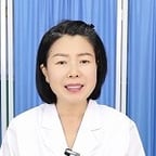 娃娃头白大褂女医生背景医护用具