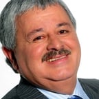 Tití Fernández (dando la formación)