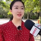 被采访波点红衣女生