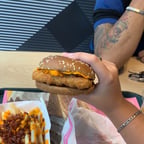 Locutora profissional de anúncios 