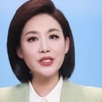 绿西装女主持人