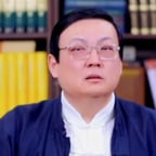 梁大主持人名人靛蓝衣服戴眼镜