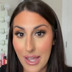 Engaging Beauty Reviewer