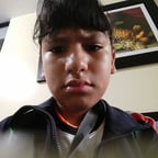 Joven Conversadora Alegre