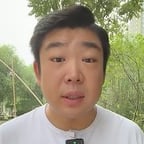 蜜蜂小狗户外年轻男