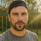 美国中年男性硬朗声音