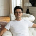 Spokojny Męski Głos