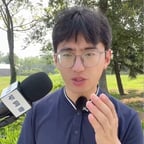 藏蓝polo被接受采访男学生