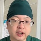 大脸眼镜男医生