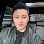 车内黑衣头尖尖男