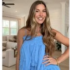 兴奋的健身腹肌主播