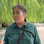 柳树背景被采访老太太