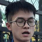 被采访的小男生