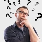 शांत युवा पुरुष