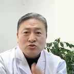 国字脸男白大褂背后绿植