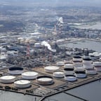 ビジネス解説の男性声