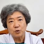 白发苍苍白大褂椅子女