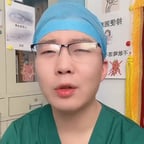 蓝帽眼镜男护士