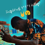 Douce et grave avec un ton froid 