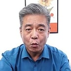 向日葵装饰画蓝衣男