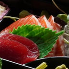 明瞭な男性ナレーション