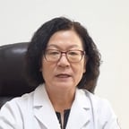 卷毛白大褂中老年女医生