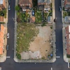 مذيع عقاري واثق