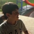 Voz Amigable y Confiada