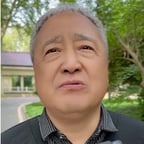 穷白发苍苍老头户外被采访