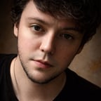 Voz Masculina Amigable