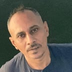 رجل صعيدي يتحدث 