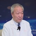 抬头纹老爷爷白大褂男