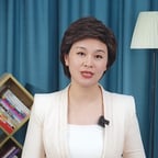 绸缎米白色西装蒜瓣毛头发短发女主持人