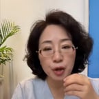 卷发齐肩金丝眼镜女护士
