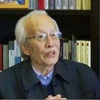 半光头白发苍苍老年西装