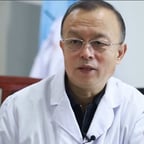 中老年白大褂男医生戴眼镜