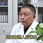 两鬓斑白绿萝前景白大褂男医生