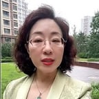 卷毛小区绿宝石项链草绿西装