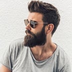 Voz de hombre neutra