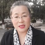 户外老者眼镜女