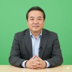 恰幅の良い男性講師アバター（穏やかな笑顔）