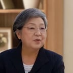 白发苍苍黑色西装老年女