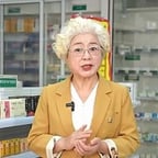 白发苍苍土黄色西装白色内衬女