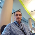 Voz Cálida y Empática