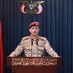 مذيع عربي واثق