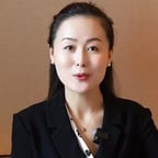 岁月美人半扎发黑衣女